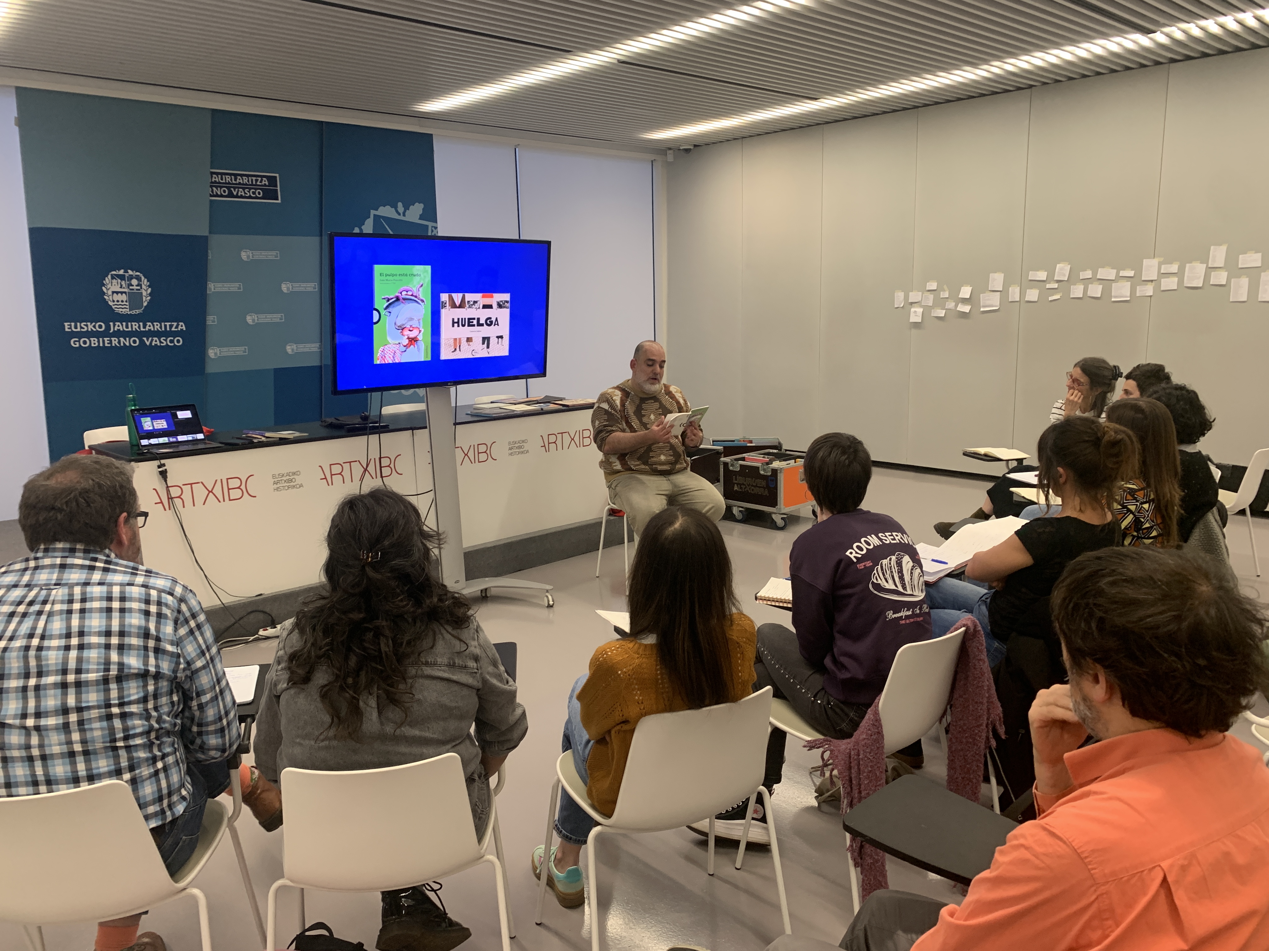 Zer egiten dute gazteek inork begiratzen ez dienean?