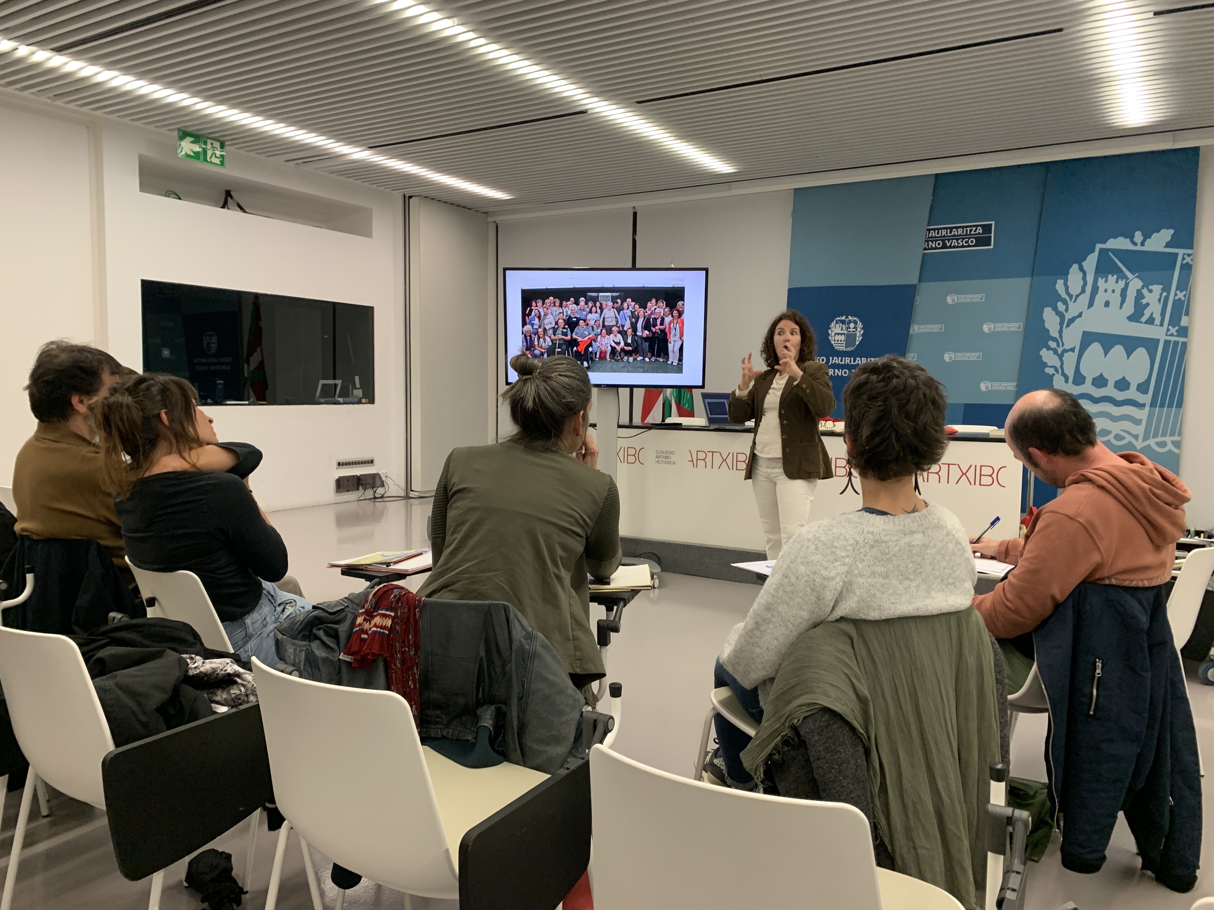 Udal liburutegi bat hutsetik eraikia